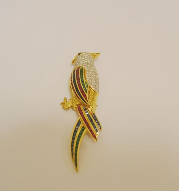 Spilla in oro a forma di pappagallo con pave' di brillanti e file di smeraldi,rubini e zaffiri, gr 20