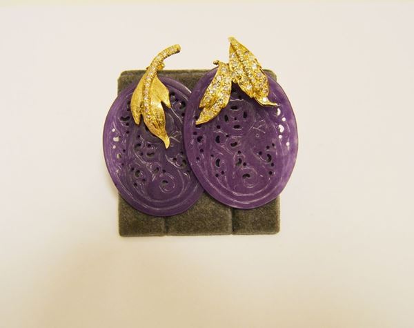 Paio di orecchini con pendenti in giadeite  traforata e motivi a foglie in oro giallo decorati con brillanti