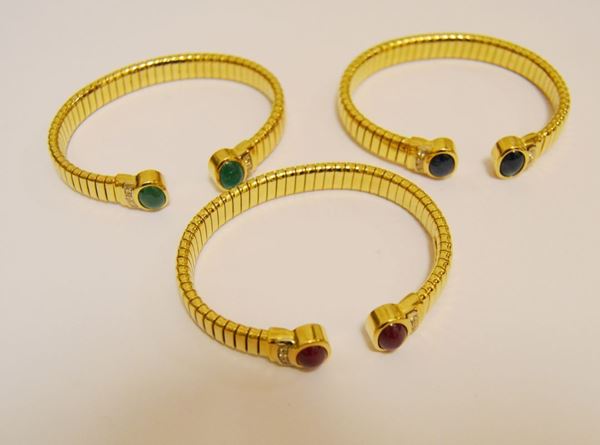 Tre bracciali in oro giallo con finali a rubini, zaffiri e smeraldi cabochon, gr 83 (3)
