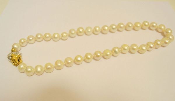 Collana di perle irregolari con fermezza in oro giallo decorata con pietre bianche