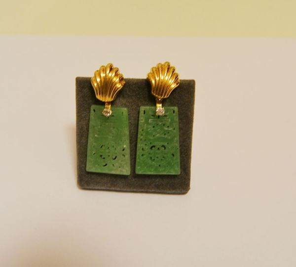 Paio di orecchini in oro giallo a conchiglia con due brillantini e pendente in giadeite traforata
