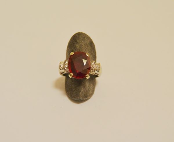Anello in oro bianco con rubino trattato di ct 5,39 e brillantini, gr 8,3