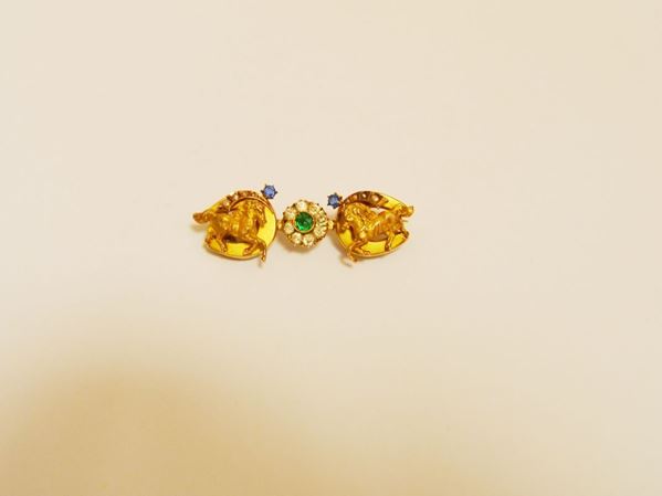 Spilla in oro giallo con motivo a cavallini e pietre e rose di diamanti, gr 9,3