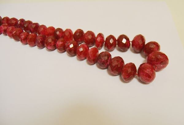 Collana a sfere  di radici di rubino  - Asta Gioielli, Design, Mobili, Arredi, Oggetti d'Arte e Dipinti - Poggio Bracciolini Casa d'Aste