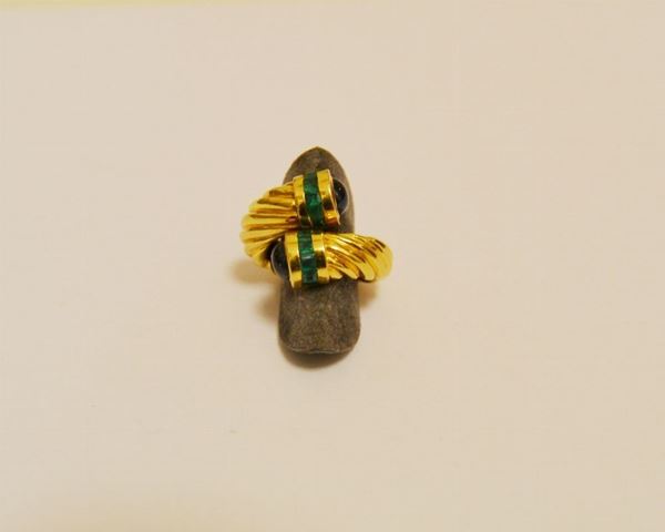 Anello in oro giallo a contrarie' con finali di zaffiro cabochon e smeraldi, gr 14,5