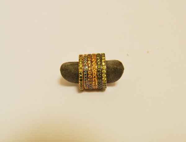 Sei anelli in oro bianco e giallo con pietre di colore, gr 10 (6)