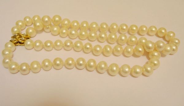 Girocollo a due fili di perle con fermezza in oro giallo e brillanti