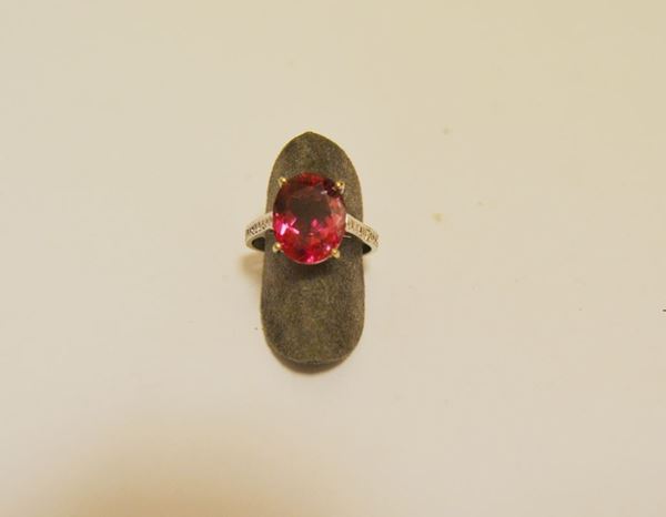 Anello in oro bianco con rubellite di ct 4,83 e diamanti huit huit, gr 4,3