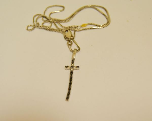 Collana in oro bianco con pendente a croce decorata marca recarlo, gr 8