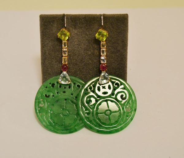 Paio di orecchini in oro giallo con peridoti, rubini cabochon, acquamarine e pendente in giadeite traforata