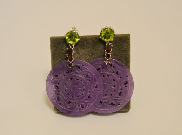 Paio di orecchini in oro bianco con peridoti e granati con pendente in giadeite traforata
