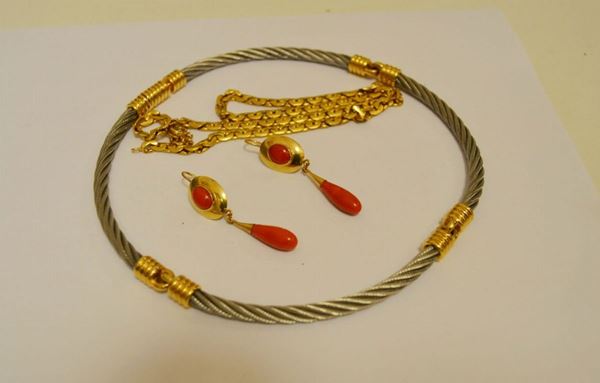 Collana in oro giallo  a maglia gr 11 - coppia di orecchini in oro giallo e corallo gr 5,5 - girocollo in acciaio e parti in oro