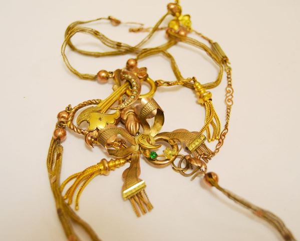 Collana in oro basso titolo con lavorazione a calza e elementi a fiocco sec. XIX, gr 22