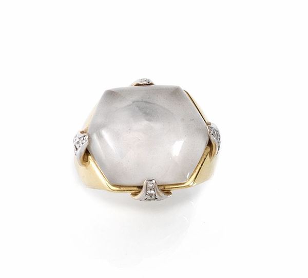 Anello con cristallo di rocca e oro giallo al centro dell'alta fascia Ã¨ un cristallo di rocca cabochon montato entro castone esagonale con quattro griffe decorate in piccolissimi brillanti, g  19