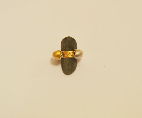 Anello in oro giallo e bianco apribile con iscrizione t'amo d.+, gr 12,7
