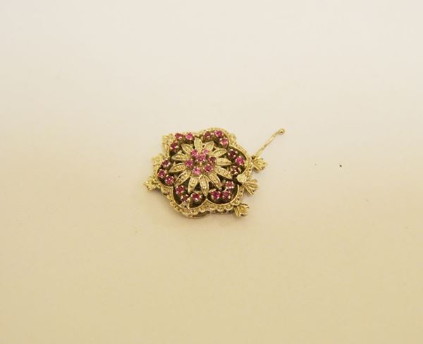 Fermezza in oro bianco con rubini, gr 10,50  - Asta Gioielli, Design, Mobili, Arredi, Oggetti d'Arte e Dipinti - Poggio Bracciolini Casa d'Aste