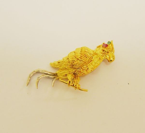 Spilla in oro giallo e bianco  a forma di pappagallo, gr 12,7  - Asta Gioielli, Design, Mobili, Arredi, Oggetti d'Arte e Dipinti - Poggio Bracciolini Casa d'Aste