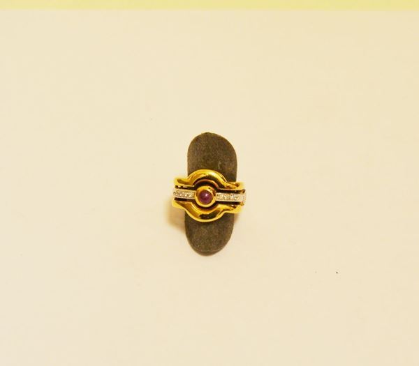 Anello in oro giallo e bianco con rubino cabochon e brillanti, gr 7,2