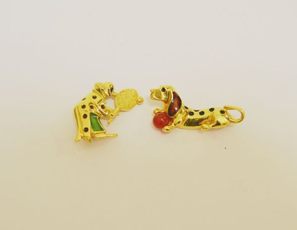 Due spille in oro giallo raffiguranti cane e  figura, gr 15
