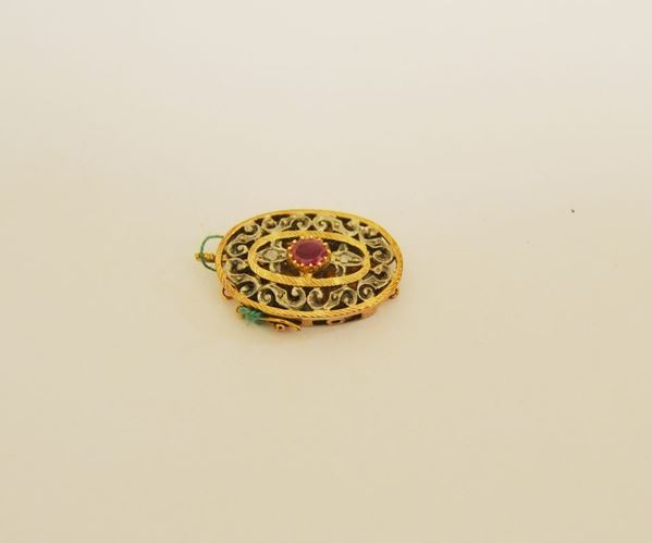 Fermezza in oro giallo e bianco con rubino, gr 8  - Asta Gioielli, Design, Mobili, Arredi, Oggetti d'Arte e Dipinti - Poggio Bracciolini Casa d'Aste