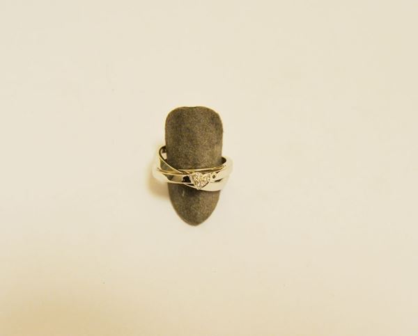 Anello in oro bianco intrecciato con iscrizione chi litiga ama con brillantini a forma di cuore, gr 8,8