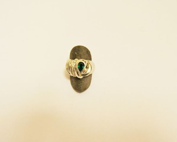 Anello in oro bianco con smeraldo a goccia e brillanti laterali, gr 8,5