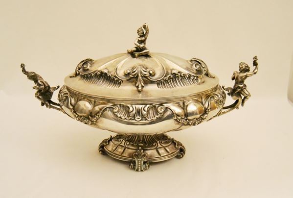 Zuppiera con coperchio in argento cesellato a due manici con putti, gr 3330, cm 48x23x29