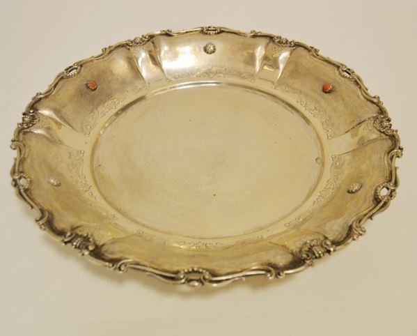 Vassoio rotondo in argento cesellato con bordo sagomato, due  coralli cabochon (uno mancante), gr 790