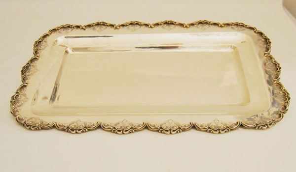 Vassoio rettangolare in argento con bordo sagomato e cesellato, gr 1035