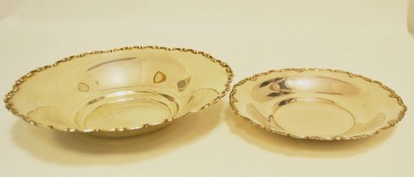 Due coppette rotonde in argento bordi sagomati, gr 470