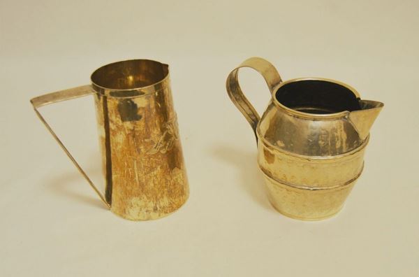 Due brocche in argento martellato, gr 624