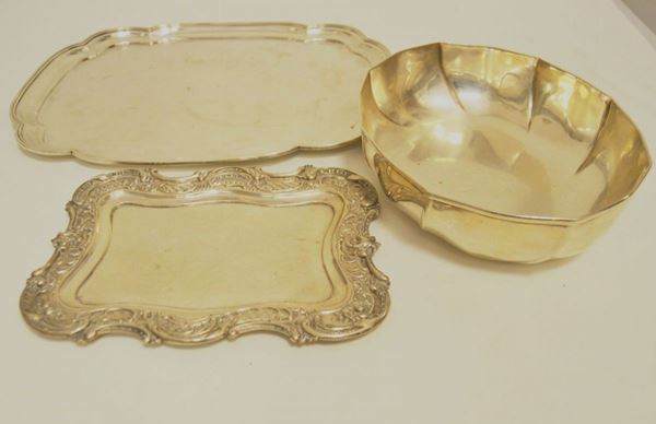 Vassoio rettangolare in argento sagomato inizi sec XX, gr 630, cm 36x28; ciotola ovale in argento gr 415; piccolo vassoio rettangolare in argento con bordo lavorato, gr 280, cm 22x17 (3)