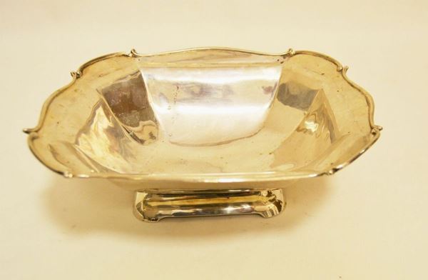 Alzata in argento con bordo sagomato, gr 402, cm 25x22x8
