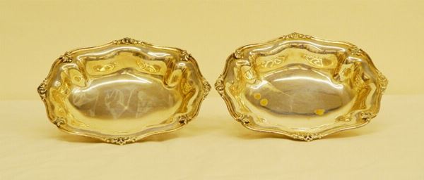 Coppia di vaschette ovali, in argento, con bordi sagomati, su quattro piedini, g 518 ( 2 )