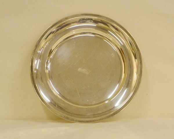 Vassoio tondo, in argento, con bordo inciso a piccole foglie, g 710