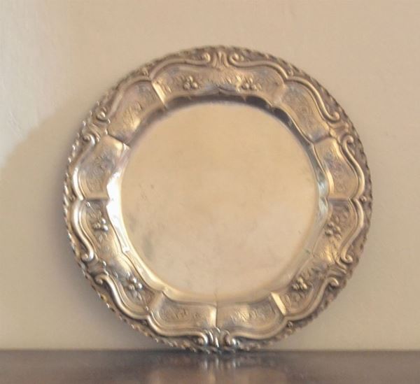 Vassoio, sec. XX, in argento, con bordo sagomato e inciso, diam. cm 48