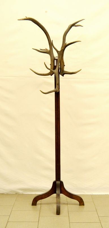 Attaccapanni da terra, in legno con bracci a corna di cervo, alt. cm 205