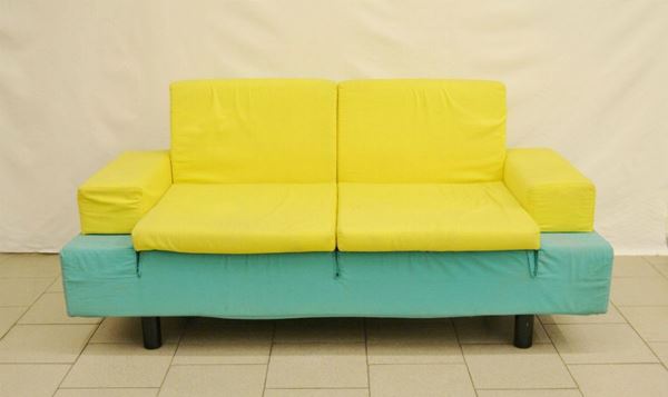 Ettore Sottsass ( Innsbruck 1917-Milano 2007 ) Divano Segmenta a due posti, rivestito in tessuto elasticizzato, produzione B&B Bonacina 1975, cm 162x70x145