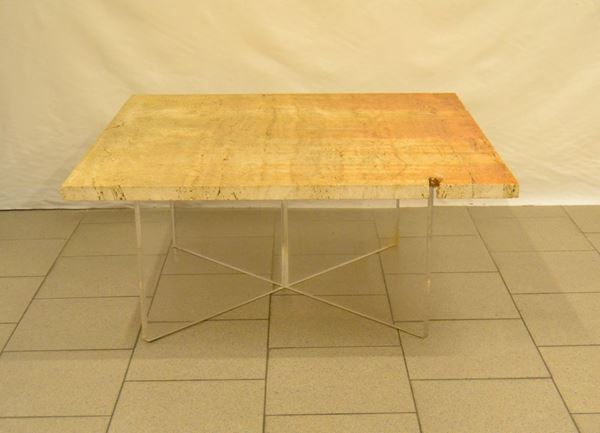 Tavolino da fumo, anni 80, piano in travertino e base in plexiglass, cm 93x93x40,5, rotture