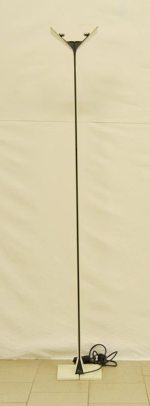 Piantana, in metallo, su base quadrata, design Floss, Papillona 750, alt. cm 191