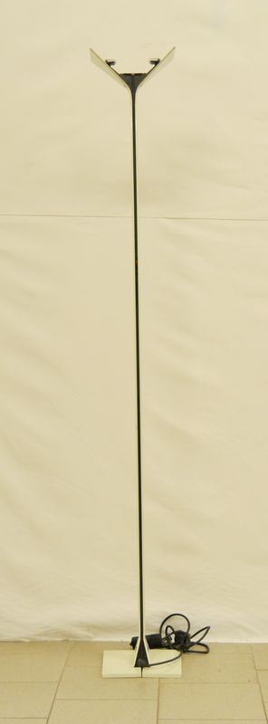 Piantana, in metallo, su base quadrata, design Floss, Papillona 750, alt. cm 191
