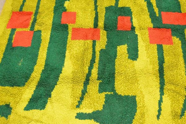 Tappeto, anni 70, fondo verde con quadrature rosse, cm 190x194