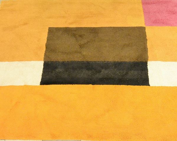 Tappeto, anni 70, fondo a motivi geometrici nei toni del giallo e marrone, cm 152x192