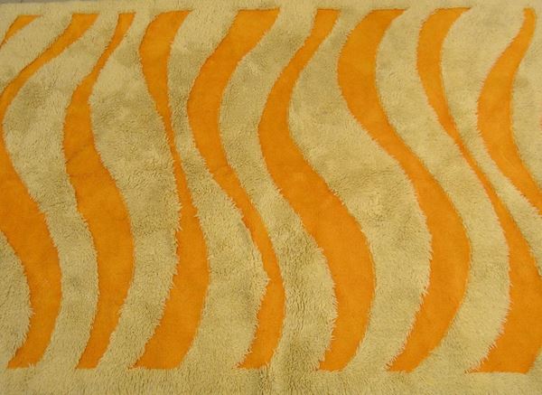 Tappeto, anni 70, fondo chiaro a righe ondulate gialle, cm 227x160