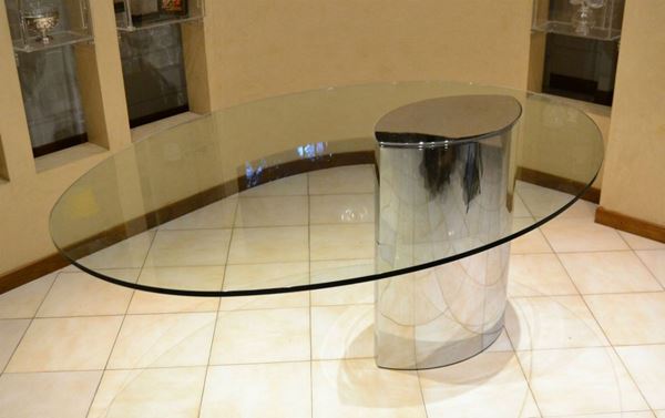 Tavolo, design Gavina-Lunario, piano ovale in cristallo, base in metallo, cm 149x109x70