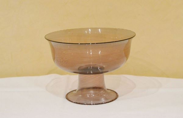 Alzata, in vetro di murano, con decori rigati, manifattura Venini, diam. cm 23,5, alt. cm 17