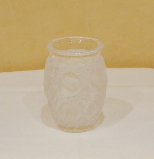 Vasetto, in vetro di murano, con passerotti a rilievo, manifattura Lalique, diam. cm 11, alt. cm 17,5