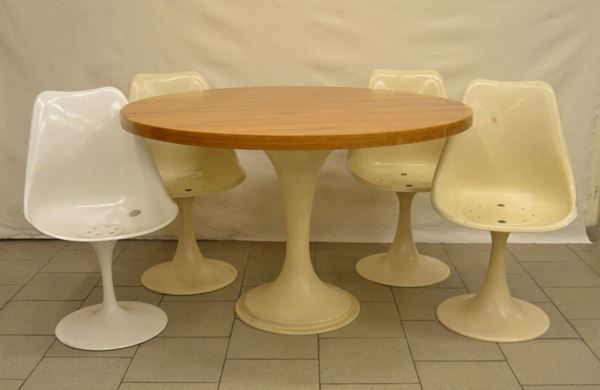 Tavolo, design anni '70, piano circolare in legno, fusto centrale in materiale plastico, diam. cm 118 e tre poltroncine analoghe e una in metallo diseguale (4)