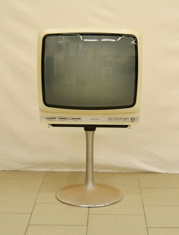 Televisore Grunding, anni 80, con base circolare in metallo cromato