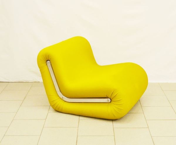 Poltrona, sec. XX, imbottita e ricoperta in stoffa elasticizzata di colore giallo, cm 76x72x58